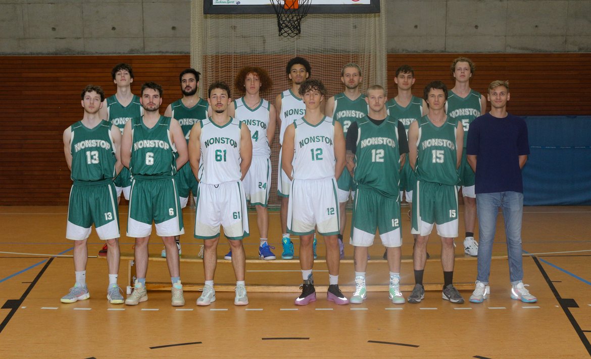 Die Mannschaft von Nonstop Berlin in der Halle, aufgereiht vor dem Korb – Spieler in grünen und weißen Trikots.